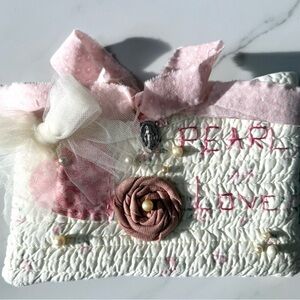 Quilted Sweet Bag With Pearl Live Embroidery & Tuell Bow